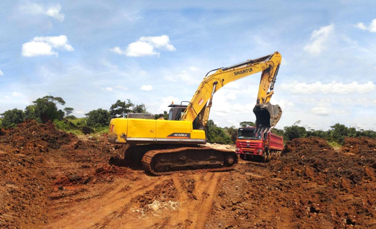 La topadora Shantui SE335LC trabaja en el mineral de oro aluvial de Uganda.